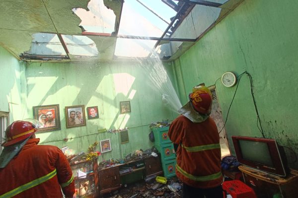 PETUGAS BERHASIL PADAMKAN KEBAKARAN DUA RUMAH AKIBAT KONSLET LISTRIK SAAT PENJUAL BENSIN MENGECER