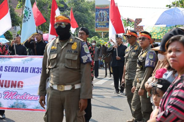 MEMERIAHKAN KARNAVAL DENGAN PENUH SEMANGAT
