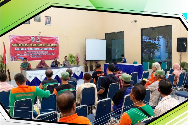 PETUGAS LAKUKAN SOSIALISASI PEMADAM KEBAKARAN UNTUK MENGURANGI RISIKO TERKECIL DALAM MUSIBAH KEBAKARAN