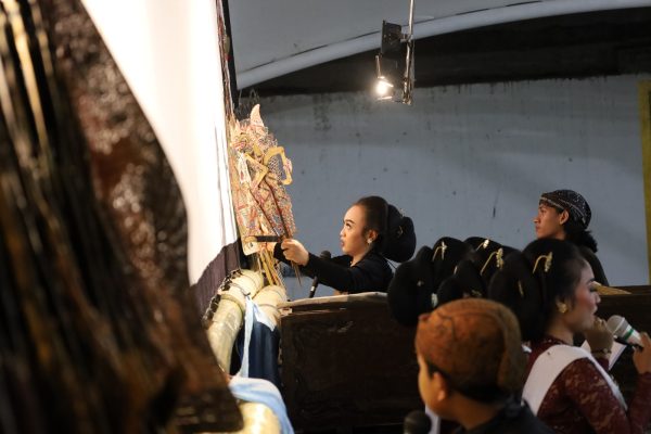 PAGELARAN WAYANG DI PERAYAAN HUT 105 KOTA MADIUN MENJADI MEDIA SOSIALISASI TENTANG CUKAI